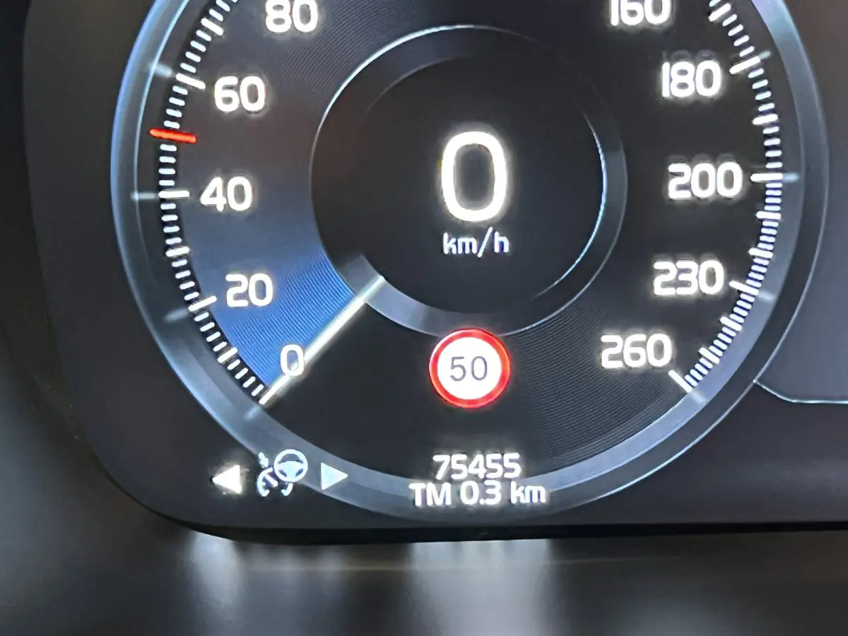 2.0 Recharge T6 AWD R-Design | SOH 93,4% | Navigatie/Android/Apple Carplay | LM Velgen 22" | Voorstoelen Verwarmd | Lederen Bekleding | Cruise Control Adaptief | Airco |