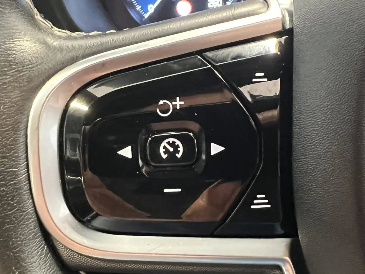 2.0 Recharge T6 AWD R-Design | SOH 93,4% | Navigatie/Android/Apple Carplay | LM Velgen 22" | Voorstoelen Verwarmd | Lederen Bekleding | Cruise Control Adaptief | Airco |