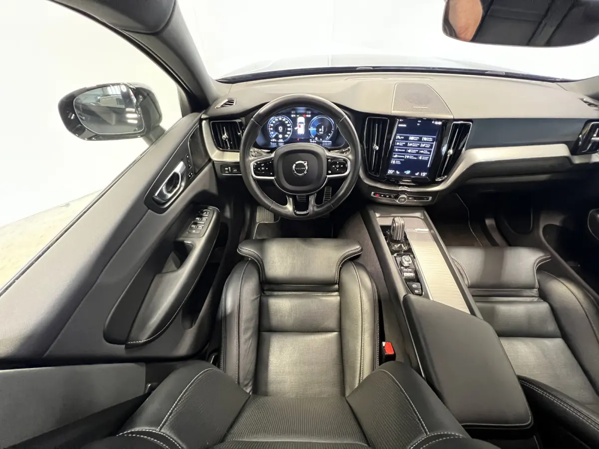2.0 Recharge T6 AWD R-Design | SOH 93,4% | Navigatie/Android/Apple Carplay | LM Velgen 22" | Voorstoelen Verwarmd | Lederen Bekleding | Cruise Control Adaptief | Airco |
