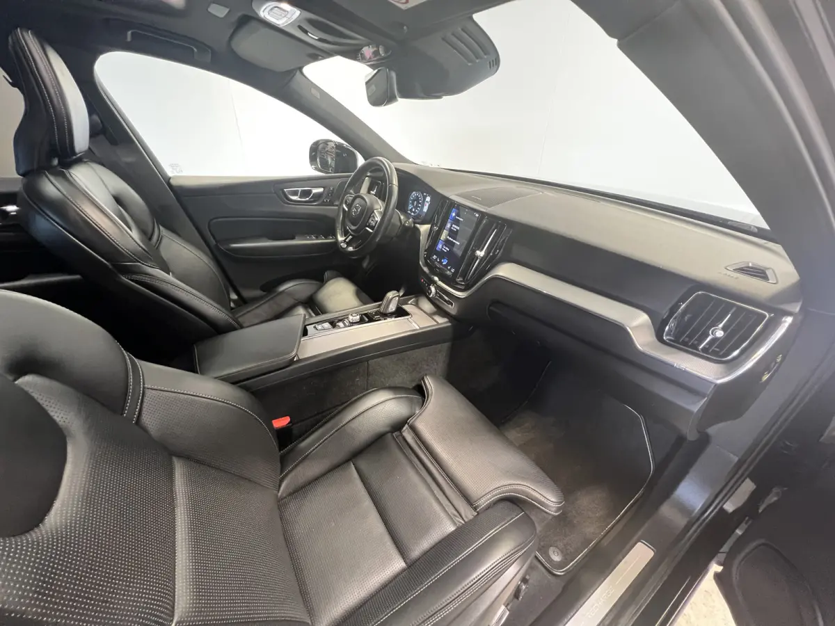 2.0 Recharge T6 AWD R-Design | SOH 93,4% | Navigatie/Android/Apple Carplay | LM Velgen 22" | Voorstoelen Verwarmd | Lederen Bekleding | Cruise Control Adaptief | Airco |