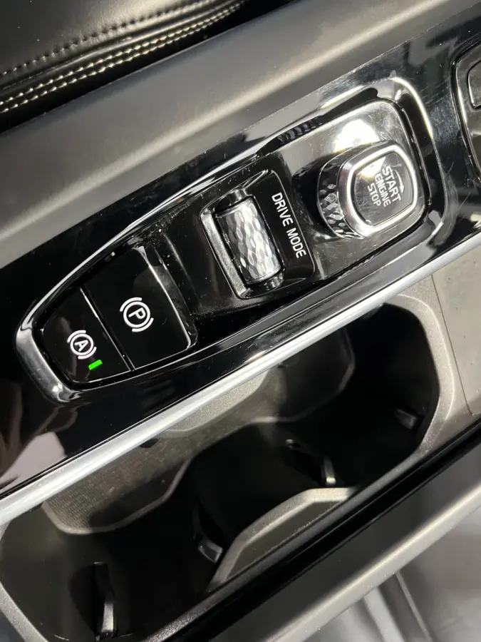 2.0 Recharge T6 AWD R-Design | SOH 93,4% | Navigatie/Android/Apple Carplay | LM Velgen 22" | Voorstoelen Verwarmd | Lederen Bekleding | Cruise Control Adaptief | Airco |