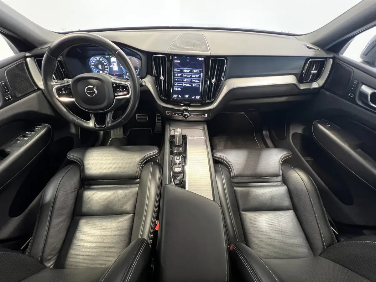 2.0 Recharge T6 AWD R-Design | SOH 93,4% | Navigatie/Android/Apple Carplay | LM Velgen 22" | Voorstoelen Verwarmd | Lederen Bekleding | Cruise Control Adaptief | Airco |