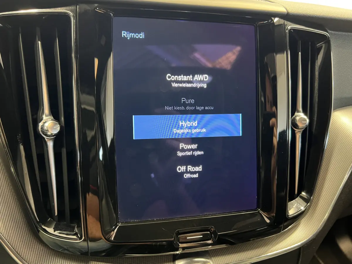 2.0 Recharge T6 AWD R-Design | SOH 93,4% | Navigatie/Android/Apple Carplay | LM Velgen 22" | Voorstoelen Verwarmd | Lederen Bekleding | Cruise Control Adaptief | Airco |