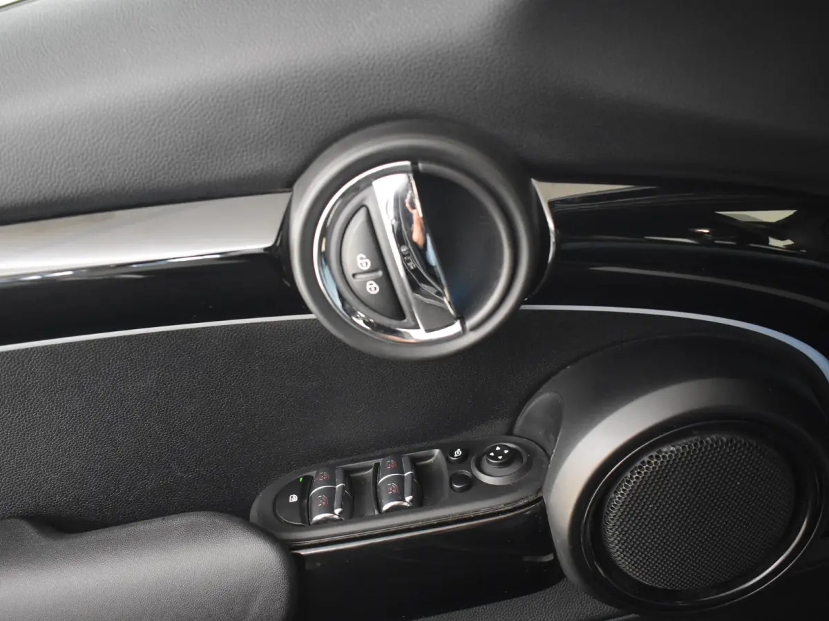1.5 Cooper Classic 136PK AUTO | Cruise control | Navigatie | Parkeersensoren achter | Apple carplay Android auto | Keyless start | Airco automatisch | Verkeersborden detectie | DAB | LED | 1
