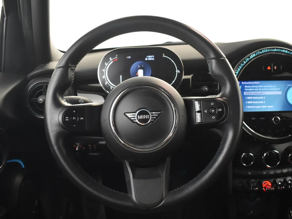 1.5 Cooper Classic 136PK AUTO | Cruise control | Navigatie | Parkeersensoren achter | Apple carplay Android auto | Keyless start | Airco automatisch | Verkeersborden detectie | DAB | LED | 1