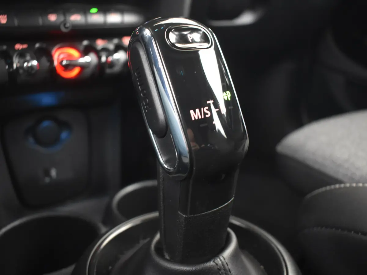 1.5 Cooper Classic 136PK AUTO | Cruise control | Navigatie | Parkeersensoren achter | Apple carplay Android auto | Keyless start | Airco automatisch | Verkeersborden detectie | DAB | LED | 1