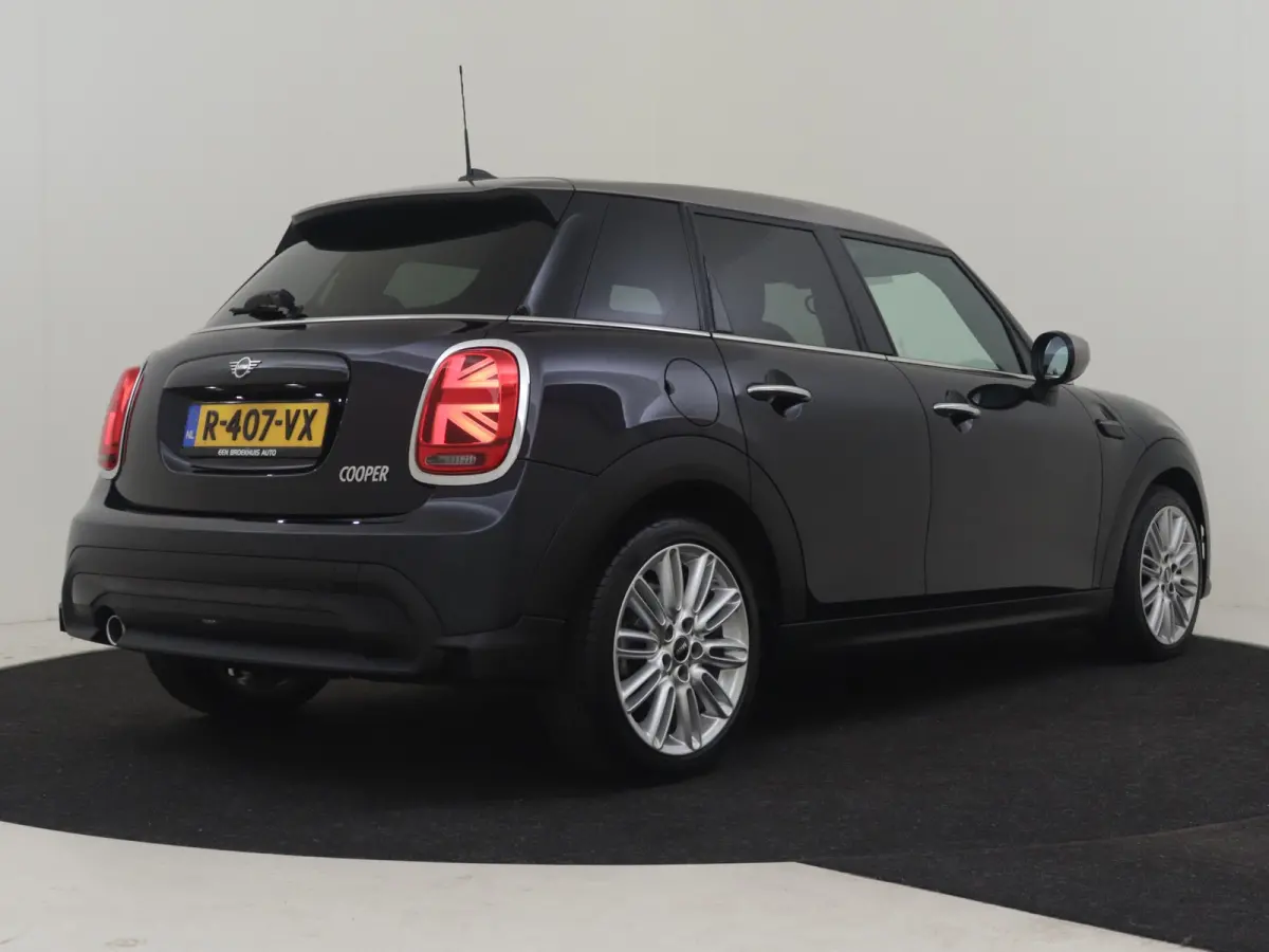 1.5 Cooper Classic 136PK AUTO | Cruise control | Navigatie | Parkeersensoren achter | Apple carplay Android auto | Keyless start | Airco automatisch | Verkeersborden detectie | DAB | LED | 1