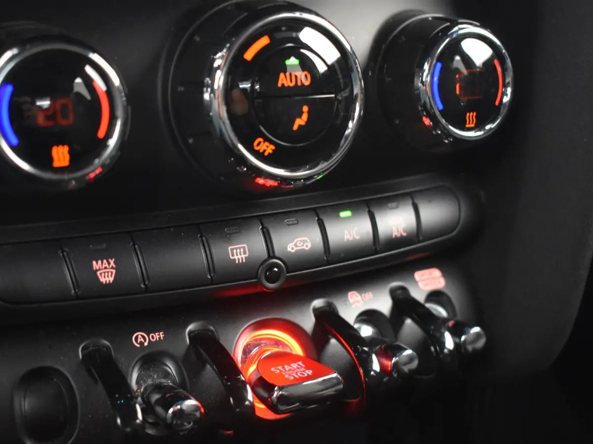 1.5 Cooper Classic 136PK AUTO | Cruise control | Navigatie | Parkeersensoren achter | Apple carplay Android auto | Keyless start | Airco automatisch | Verkeersborden detectie | DAB | LED | 1