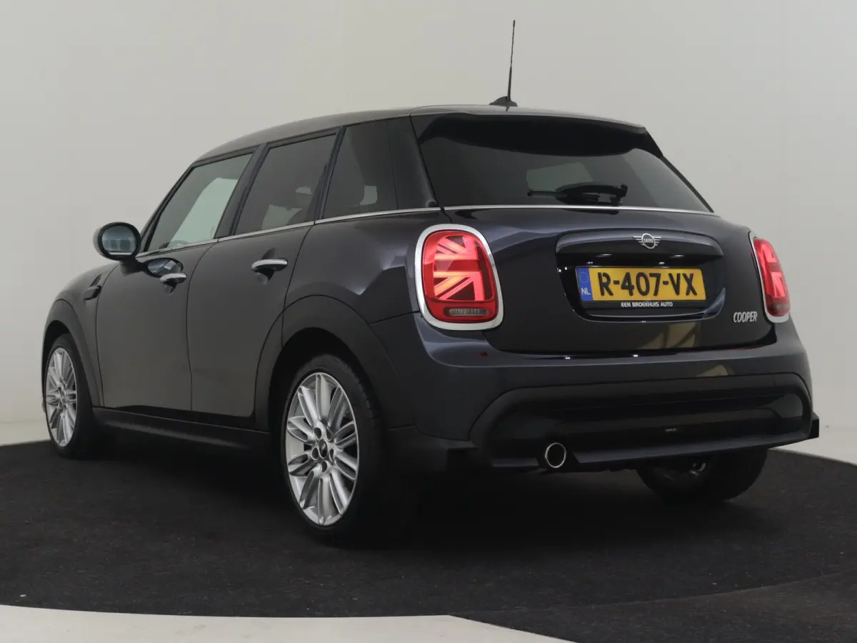 1.5 Cooper Classic 136PK AUTO | Cruise control | Navigatie | Parkeersensoren achter | Apple carplay Android auto | Keyless start | Airco automatisch | Verkeersborden detectie | DAB | LED | 1
