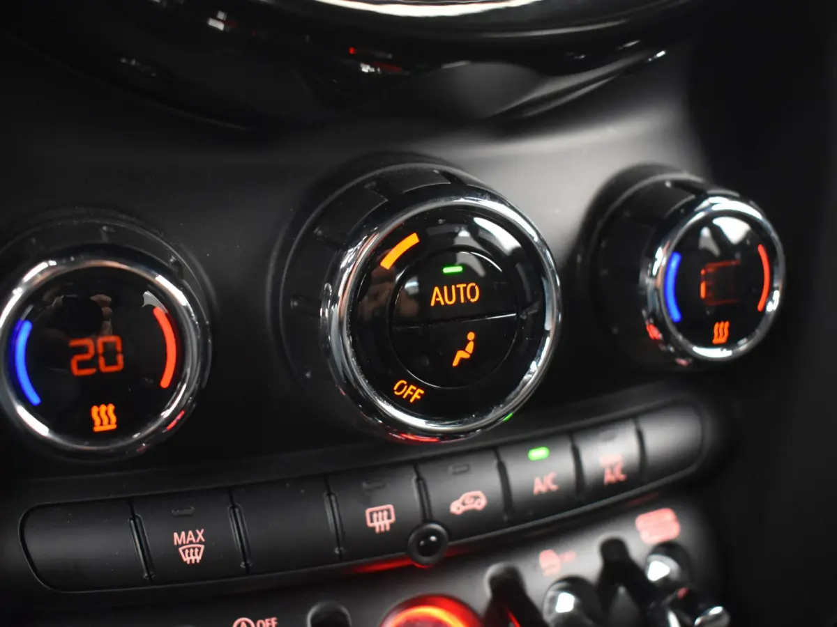 1.5 Cooper Classic 136PK AUTO | Cruise control | Navigatie | Parkeersensoren achter | Apple carplay Android auto | Keyless start | Airco automatisch | Verkeersborden detectie | DAB | LED | 1