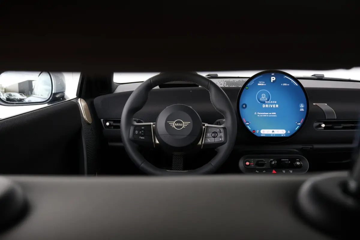Cooper E Favoured L 40.7 kWh | SoH 100% | Panorama Dak | Harman Kardon | Parking Assistant Plus | Head-Up | Stoel & Stuurwiel Verwarming | Comforttoegang |