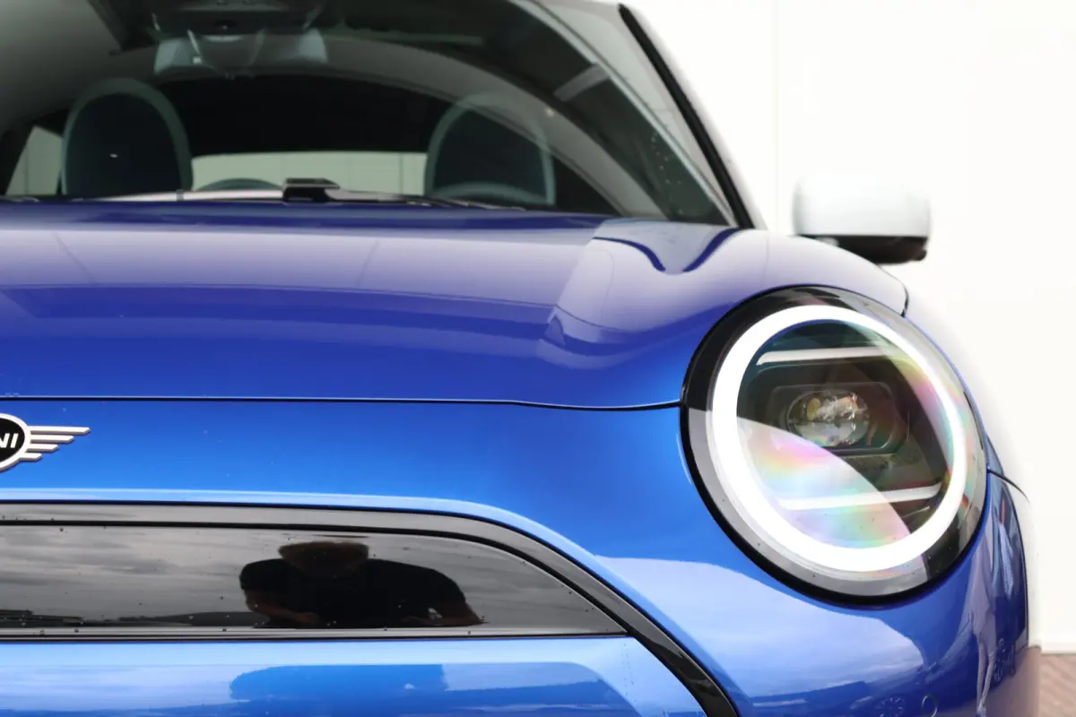 Cooper E Favoured L 40.7 kWh | SoH 100% | Panorama Dak | Harman Kardon | Parking Assistant Plus | Head-Up | Stoel & Stuurwiel Verwarming | Comforttoegang |