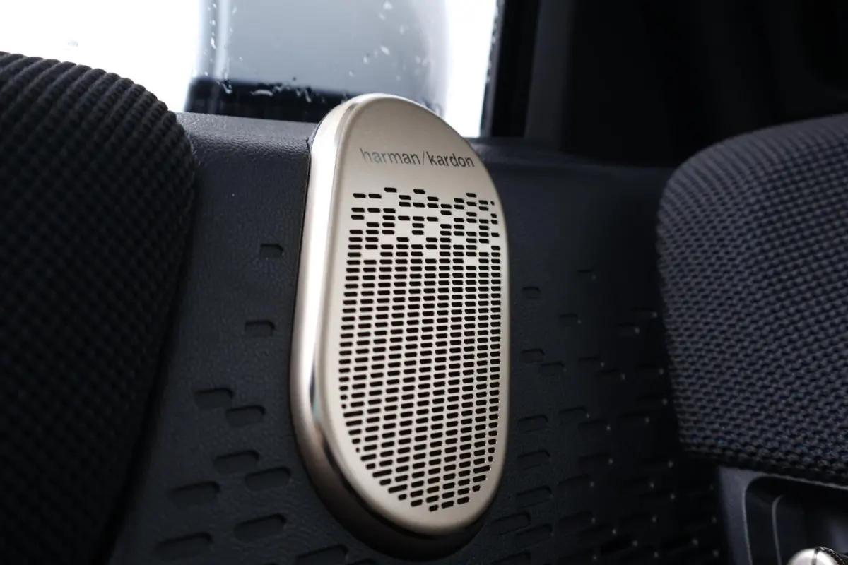 Cooper E Favoured L 40.7 kWh | SoH 100% | Panorama Dak | Harman Kardon | Parking Assistant Plus | Head-Up | Stoel & Stuurwiel Verwarming | Comforttoegang |