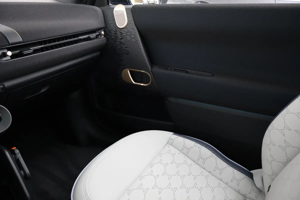Cooper E Favoured L 40.7 kWh | SoH 100% | Panorama Dak | Harman Kardon | Parking Assistant Plus | Head-Up | Stoel & Stuurwiel Verwarming | Comforttoegang |