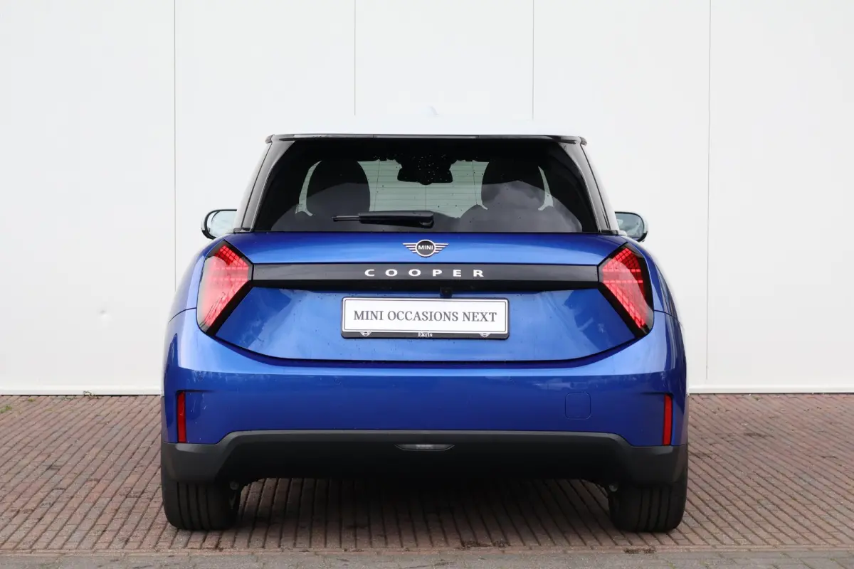 Cooper E Favoured L 40.7 kWh | SoH 100% | Panorama Dak | Harman Kardon | Parking Assistant Plus | Head-Up | Stoel & Stuurwiel Verwarming | Comforttoegang |