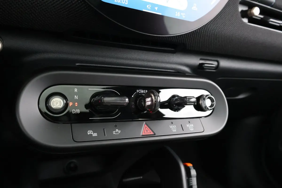 Cooper E Favoured L 40.7 kWh | SoH 100% | Panorama Dak | Harman Kardon | Parking Assistant Plus | Head-Up | Stoel & Stuurwiel Verwarming | Comforttoegang |