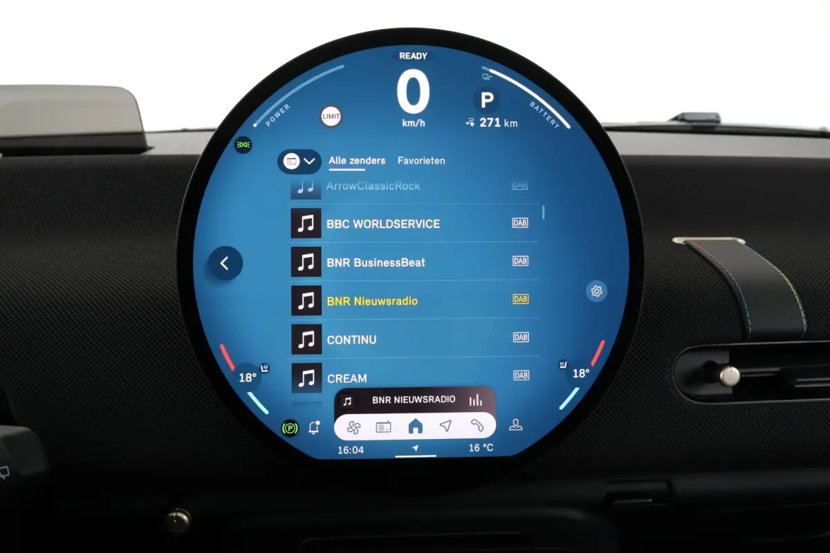 Cooper E Favoured L 40.7 kWh | SoH 100% | Panorama Dak | Harman Kardon | Parking Assistant Plus | Head-Up | Stoel & Stuurwiel Verwarming | Comforttoegang |