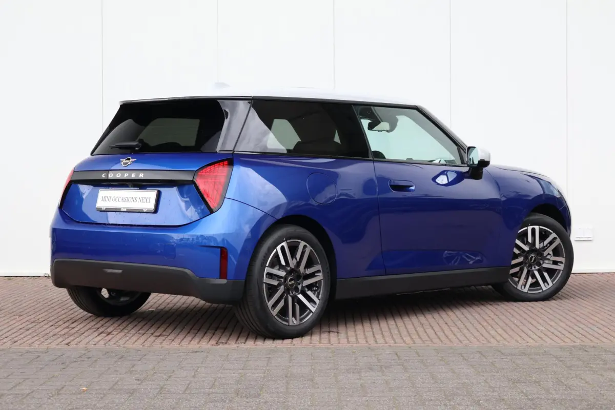 Cooper E Favoured L 40.7 kWh | SoH 100% | Panorama Dak | Harman Kardon | Parking Assistant Plus | Head-Up | Stoel & Stuurwiel Verwarming | Comforttoegang |