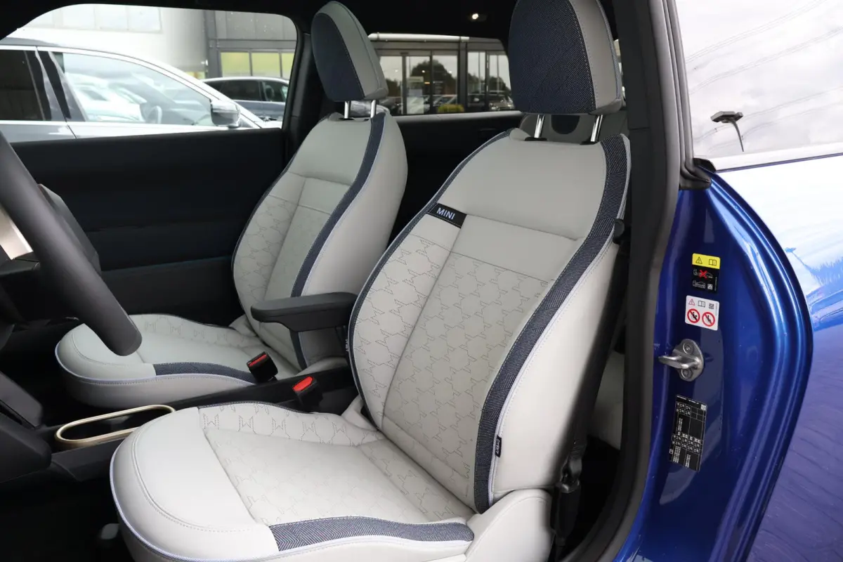Cooper E Favoured L 40.7 kWh | SoH 100% | Panorama Dak | Harman Kardon | Parking Assistant Plus | Head-Up | Stoel & Stuurwiel Verwarming | Comforttoegang |