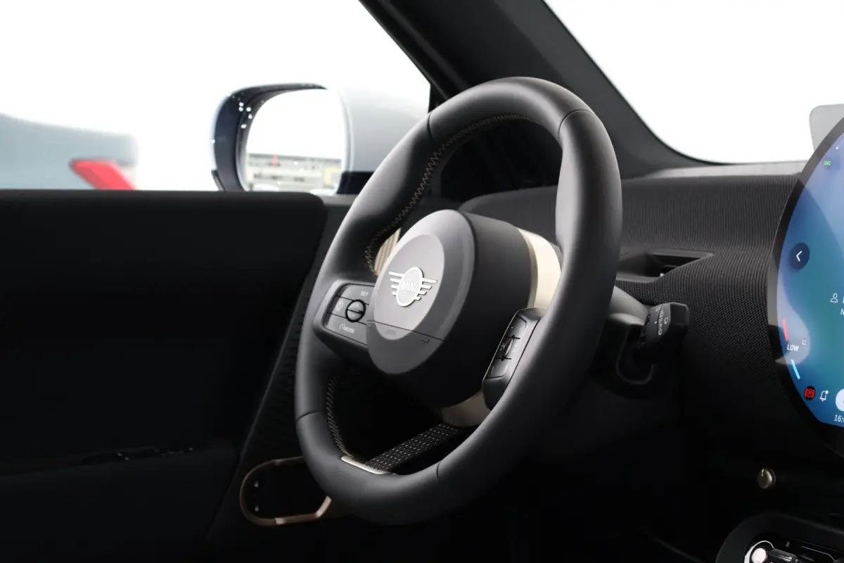 Cooper E Favoured L 40.7 kWh | SoH 100% | Panorama Dak | Harman Kardon | Parking Assistant Plus | Head-Up | Stoel & Stuurwiel Verwarming | Comforttoegang |