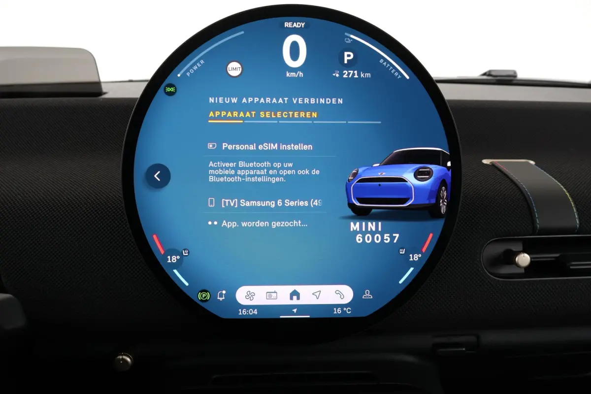 Cooper E Favoured L 40.7 kWh | SoH 100% | Panorama Dak | Harman Kardon | Parking Assistant Plus | Head-Up | Stoel & Stuurwiel Verwarming | Comforttoegang |