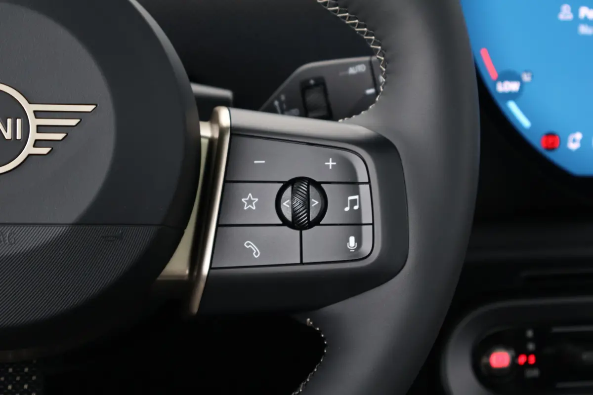 Cooper E Favoured L 40.7 kWh | SoH 100% | Panorama Dak | Harman Kardon | Parking Assistant Plus | Head-Up | Stoel & Stuurwiel Verwarming | Comforttoegang |