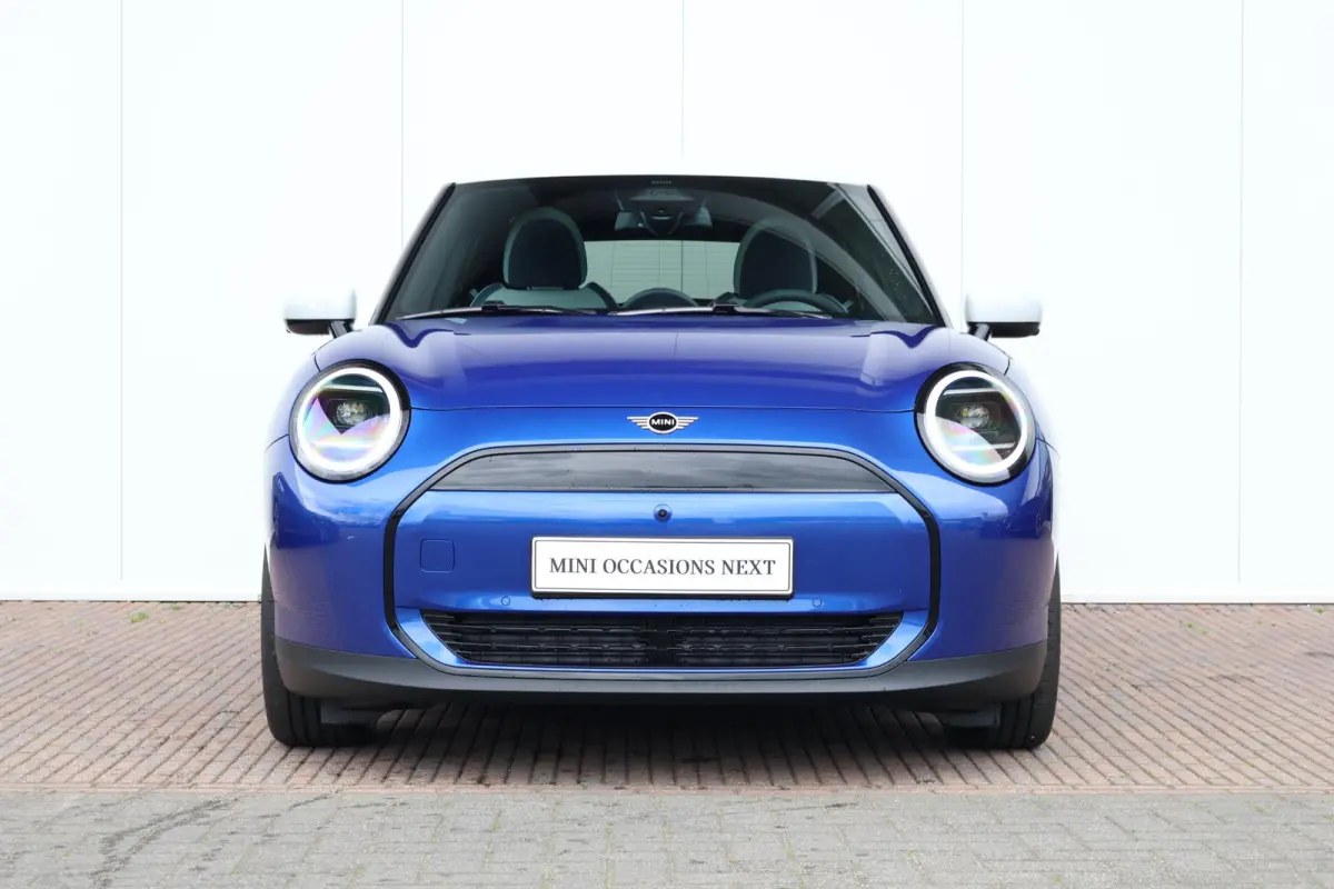 Cooper E Favoured L 40.7 kWh | SoH 100% | Panorama Dak | Harman Kardon | Parking Assistant Plus | Head-Up | Stoel & Stuurwiel Verwarming | Comforttoegang |