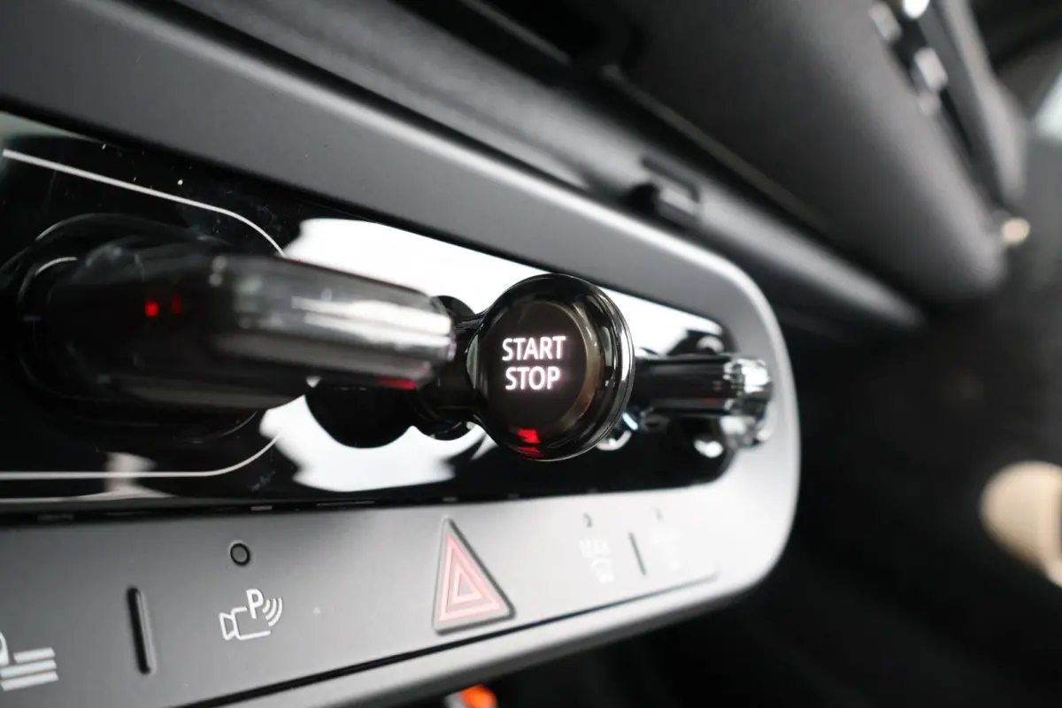 Cooper E Favoured L 40.7 kWh | SoH 100% | Panorama Dak | Harman Kardon | Parking Assistant Plus | Head-Up | Stoel & Stuurwiel Verwarming | Comforttoegang |