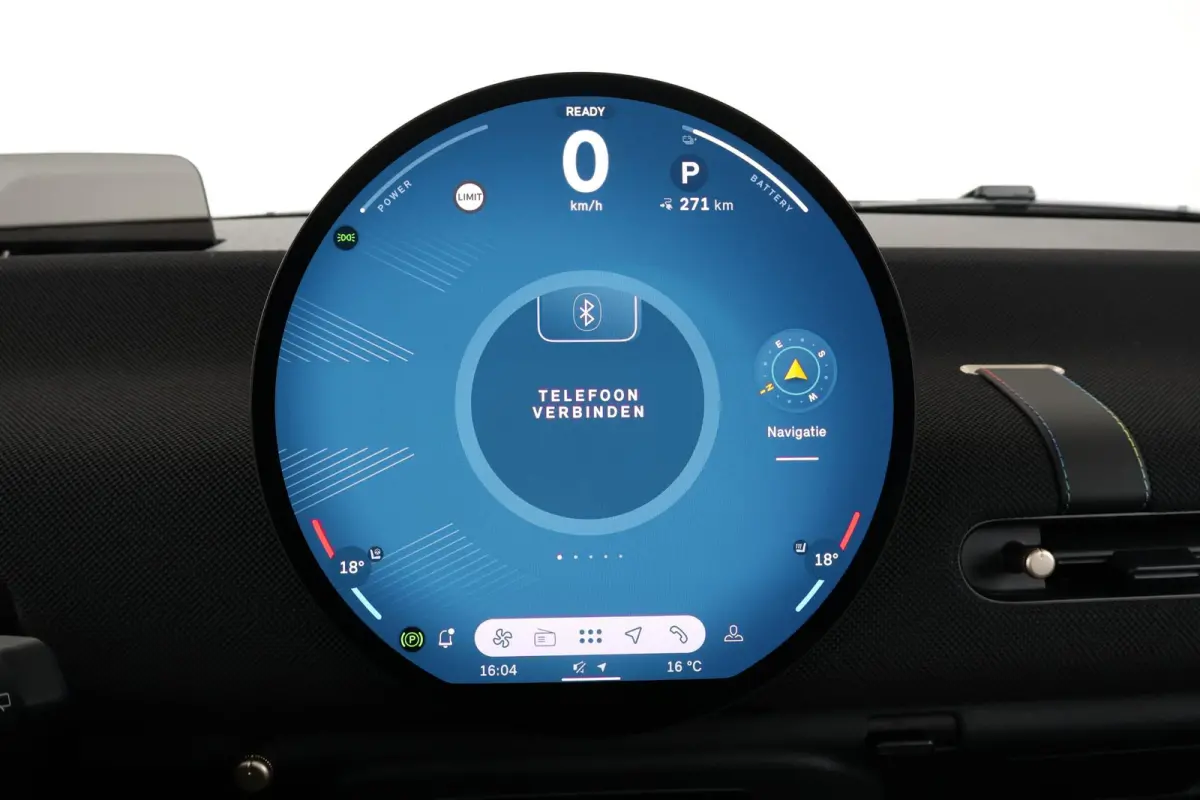 Cooper E Favoured L 40.7 kWh | SoH 100% | Panorama Dak | Harman Kardon | Parking Assistant Plus | Head-Up | Stoel & Stuurwiel Verwarming | Comforttoegang |
