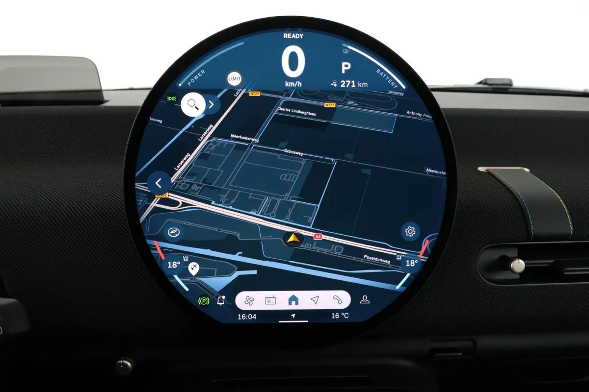Cooper E Favoured L 40.7 kWh | SoH 100% | Panorama Dak | Harman Kardon | Parking Assistant Plus | Head-Up | Stoel & Stuurwiel Verwarming | Comforttoegang |