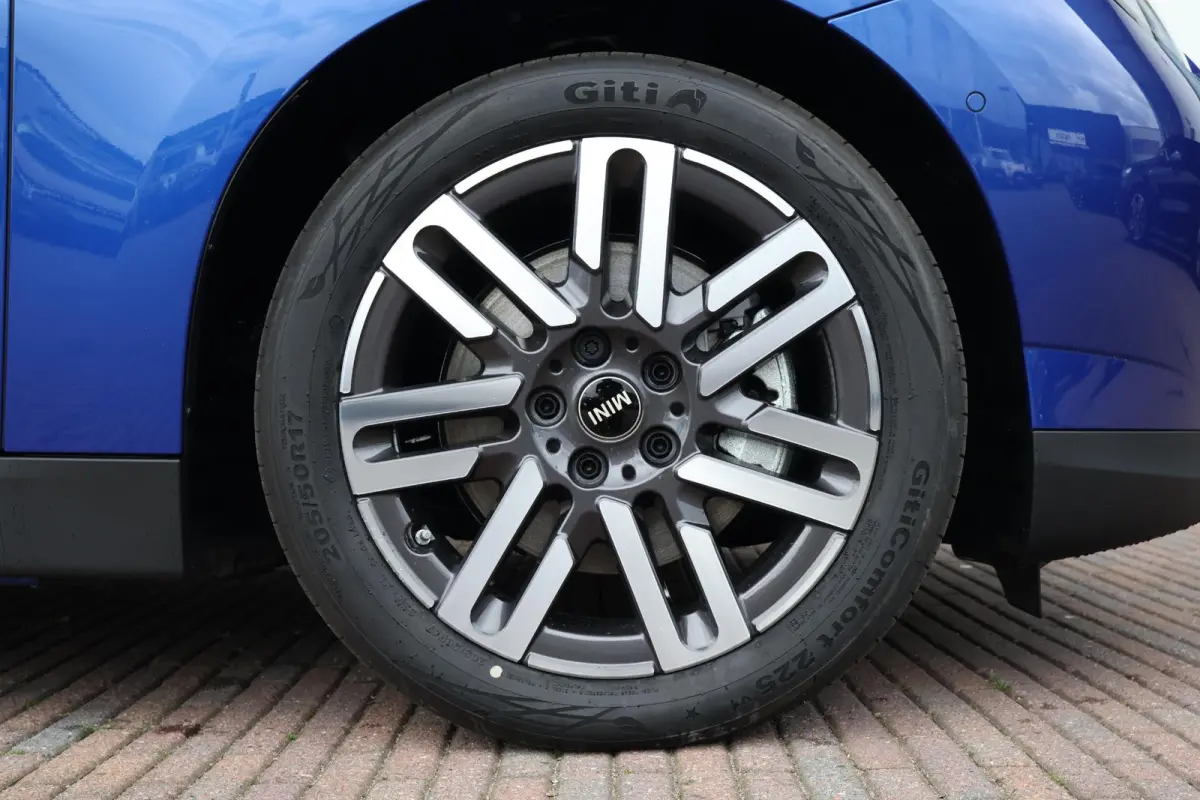 Cooper E Favoured L 40.7 kWh | SoH 100% | Panorama Dak | Harman Kardon | Parking Assistant Plus | Head-Up | Stoel & Stuurwiel Verwarming | Comforttoegang |