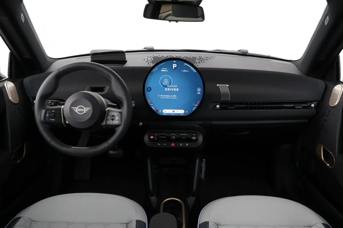 Cooper E Favoured L 40.7 kWh | SoH 100% | Panorama Dak | Harman Kardon | Parking Assistant Plus | Head-Up | Stoel & Stuurwiel Verwarming | Comforttoegang |