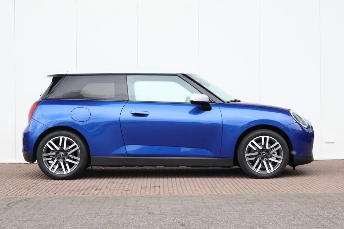 Cooper E Favoured L 40.7 kWh | SoH 100% | Panorama Dak | Harman Kardon | Parking Assistant Plus | Head-Up | Stoel & Stuurwiel Verwarming | Comforttoegang |