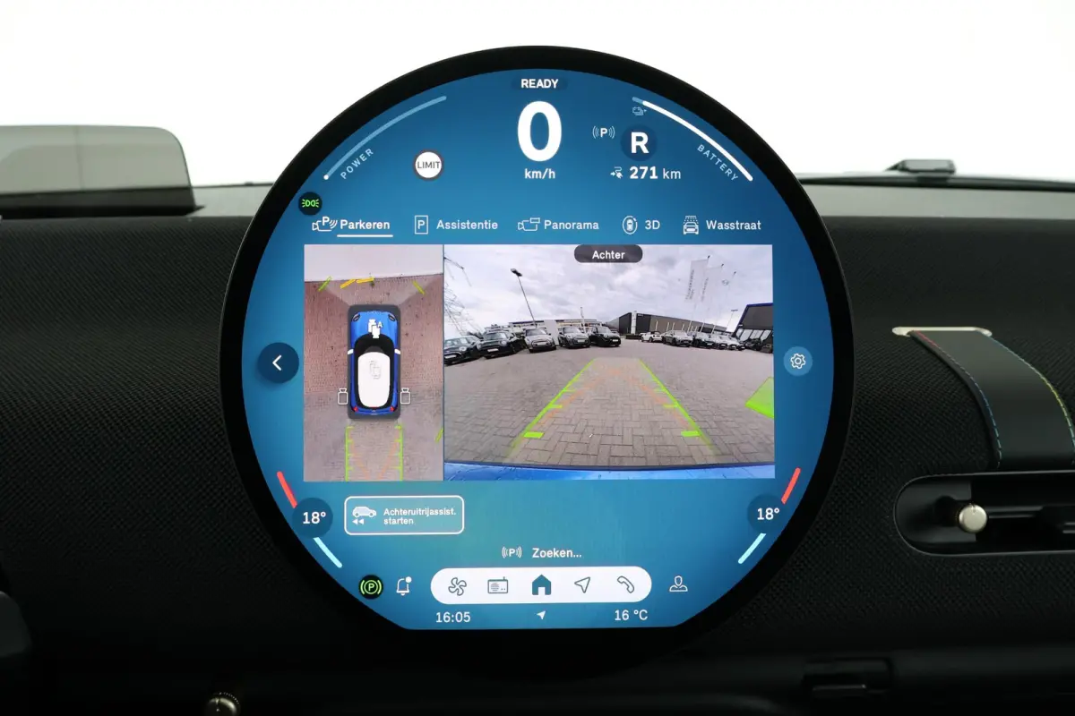 Cooper E Favoured L 40.7 kWh | SoH 100% | Panorama Dak | Harman Kardon | Parking Assistant Plus | Head-Up | Stoel & Stuurwiel Verwarming | Comforttoegang |