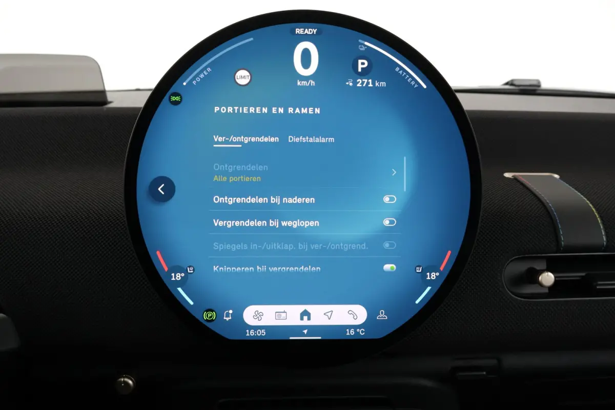 Cooper E Favoured L 40.7 kWh | SoH 100% | Panorama Dak | Harman Kardon | Parking Assistant Plus | Head-Up | Stoel & Stuurwiel Verwarming | Comforttoegang |