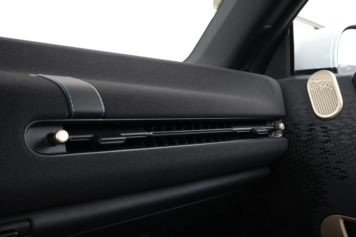 Cooper E Favoured L 40.7 kWh | SoH 100% | Panorama Dak | Harman Kardon | Parking Assistant Plus | Head-Up | Stoel & Stuurwiel Verwarming | Comforttoegang |