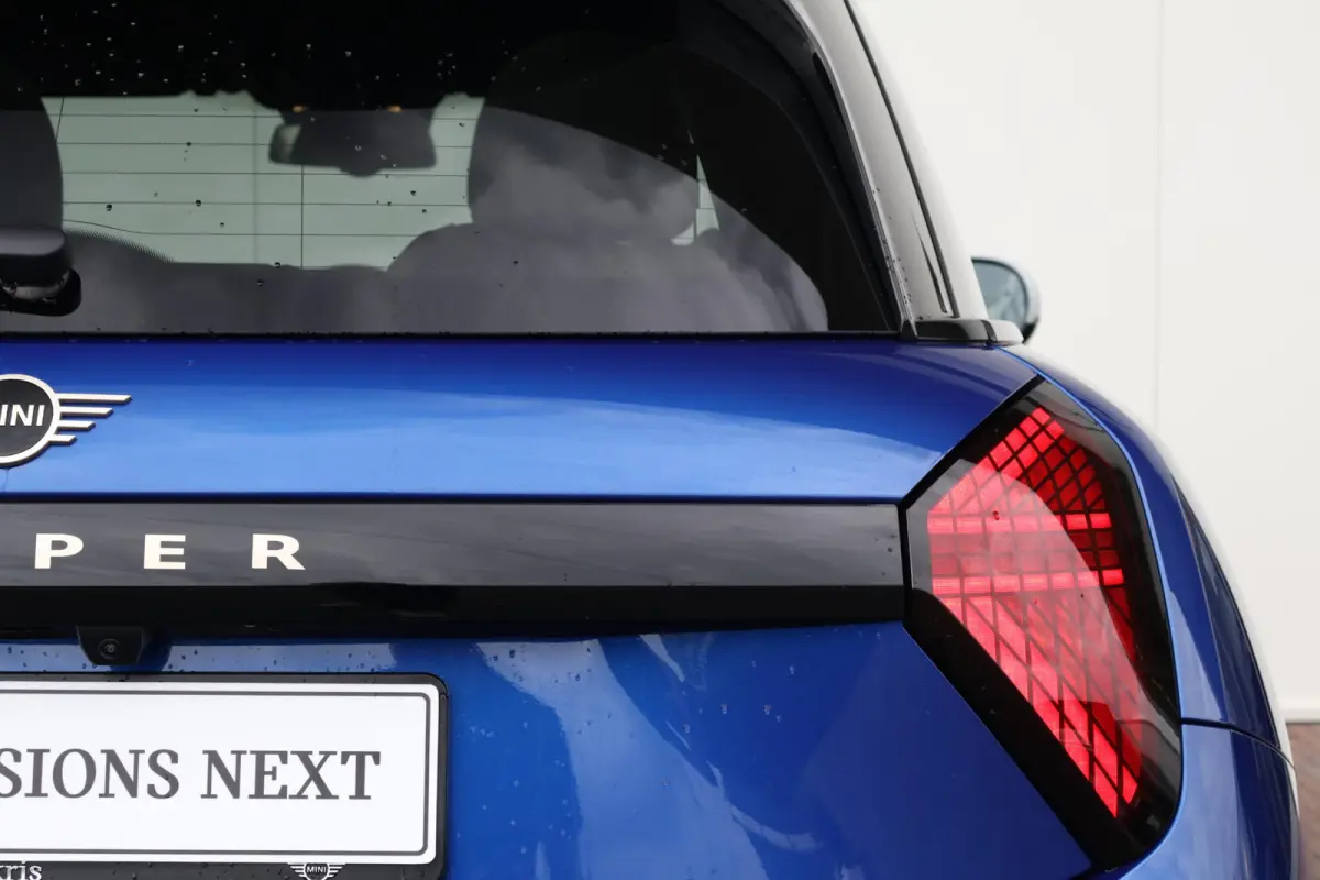 Cooper E Favoured L 40.7 kWh | SoH 100% | Panorama Dak | Harman Kardon | Parking Assistant Plus | Head-Up | Stoel & Stuurwiel Verwarming | Comforttoegang |