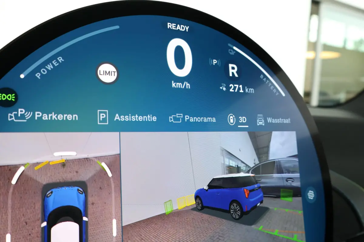 Cooper E Favoured L 40.7 kWh | SoH 100% | Panorama Dak | Harman Kardon | Parking Assistant Plus | Head-Up | Stoel & Stuurwiel Verwarming | Comforttoegang |