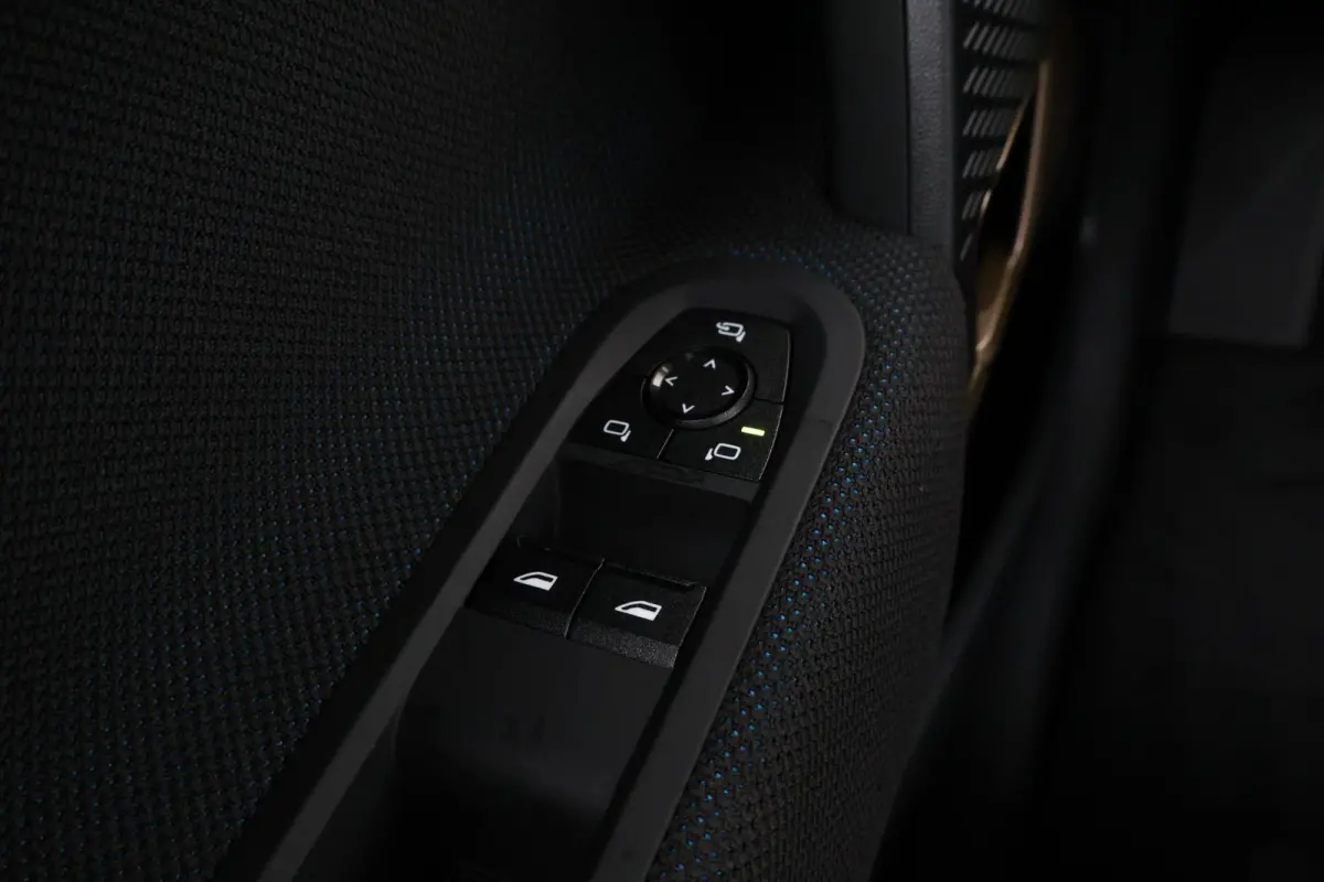 Cooper E Favoured L 40.7 kWh | SoH 100% | Panorama Dak | Harman Kardon | Parking Assistant Plus | Head-Up | Stoel & Stuurwiel Verwarming | Comforttoegang |