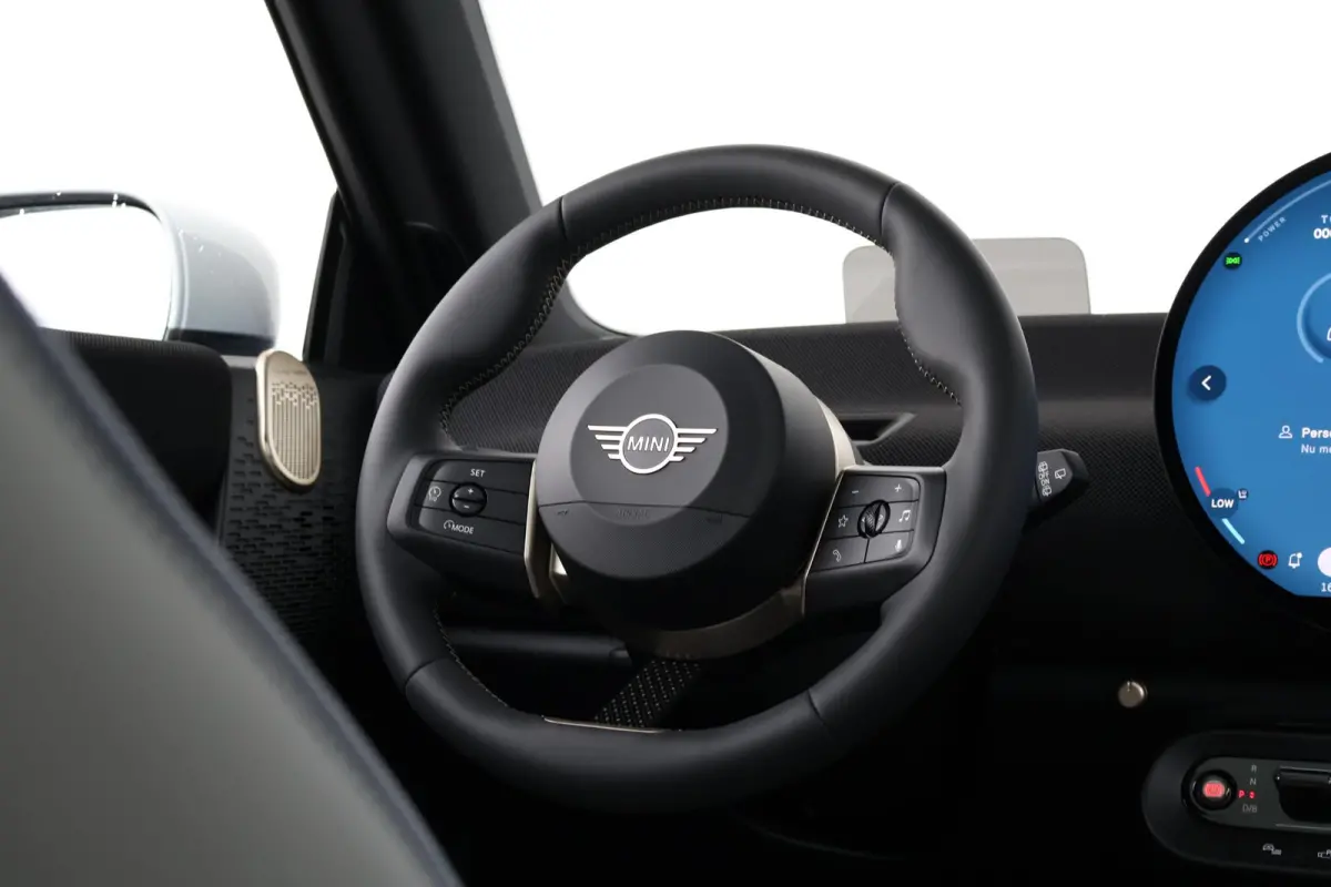 Cooper E Favoured L 40.7 kWh | SoH 100% | Panorama Dak | Harman Kardon | Parking Assistant Plus | Head-Up | Stoel & Stuurwiel Verwarming | Comforttoegang |