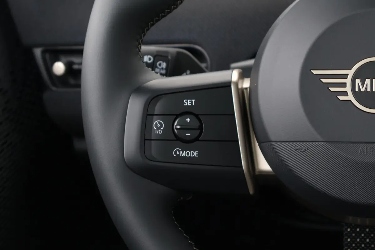 Cooper E Favoured L 40.7 kWh | SoH 100% | Panorama Dak | Harman Kardon | Parking Assistant Plus | Head-Up | Stoel & Stuurwiel Verwarming | Comforttoegang |