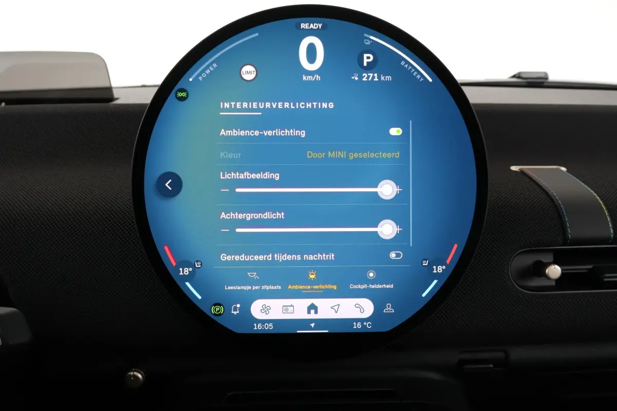 Cooper E Favoured L 40.7 kWh | SoH 100% | Panorama Dak | Harman Kardon | Parking Assistant Plus | Head-Up | Stoel & Stuurwiel Verwarming | Comforttoegang |