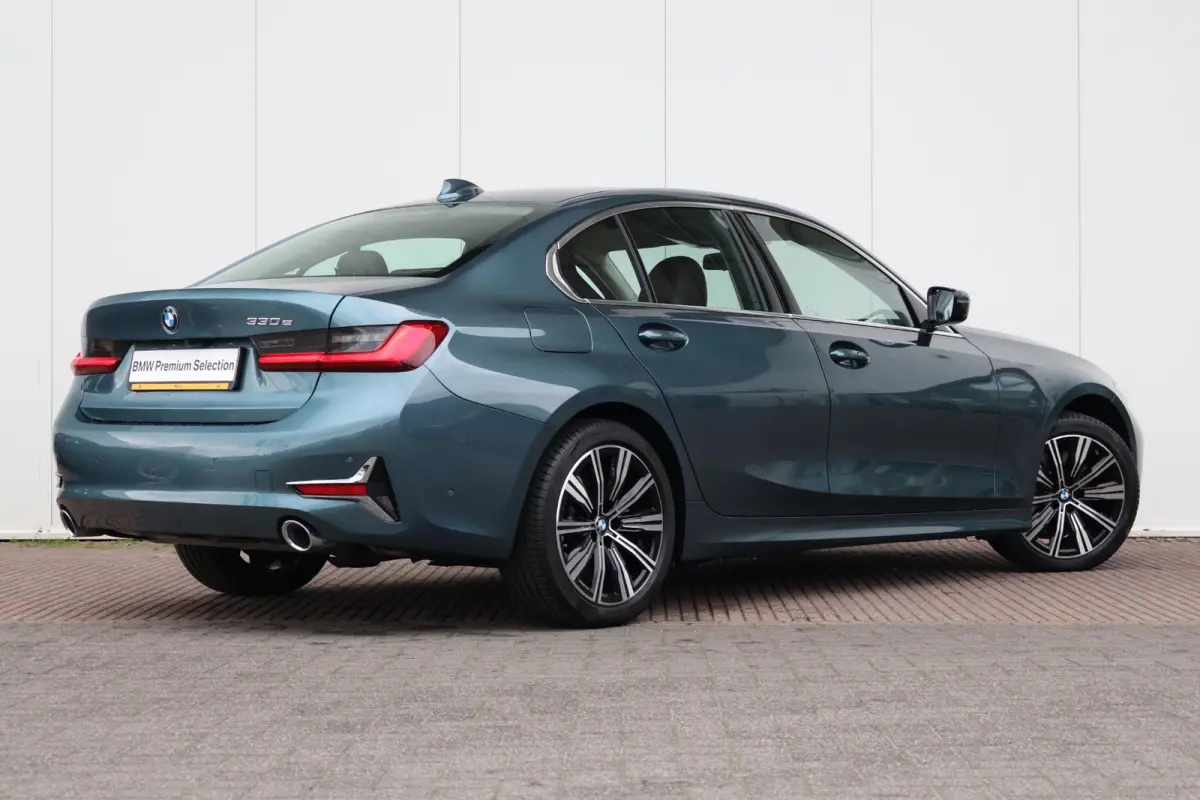 330e eDrive Edition | SoH 84% | Verwarmde Voorstoelen | Trekhaak | Harman Kardon | Parking Assistant Plus | Head-Up | Elektr. Achterklep |