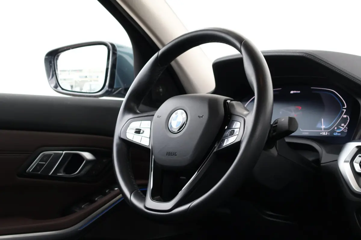 330e eDrive Edition | SoH 84% | Verwarmde Voorstoelen | Trekhaak | Harman Kardon | Parking Assistant Plus | Head-Up | Elektr. Achterklep |
