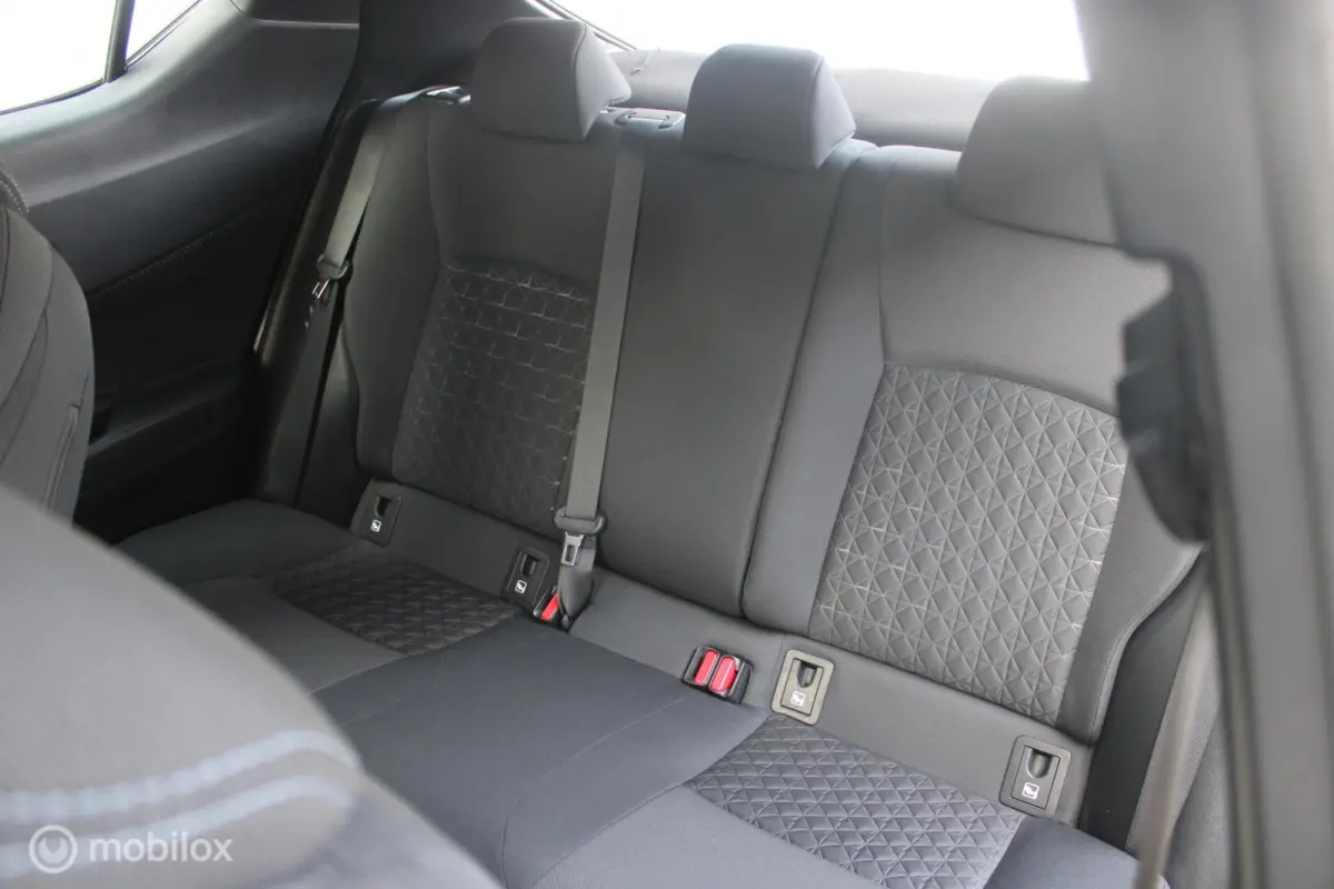 1.8 Hybrid Dynamic | NL Auto Boekjes | Trekhaak | Parkeersensoren voor en achter |
