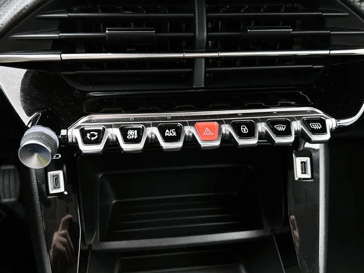1.2 PureTech Active | Parkeersensoren Achter | Airco | Cruise Control | Apple Carplay / Android Auto | Navigatie