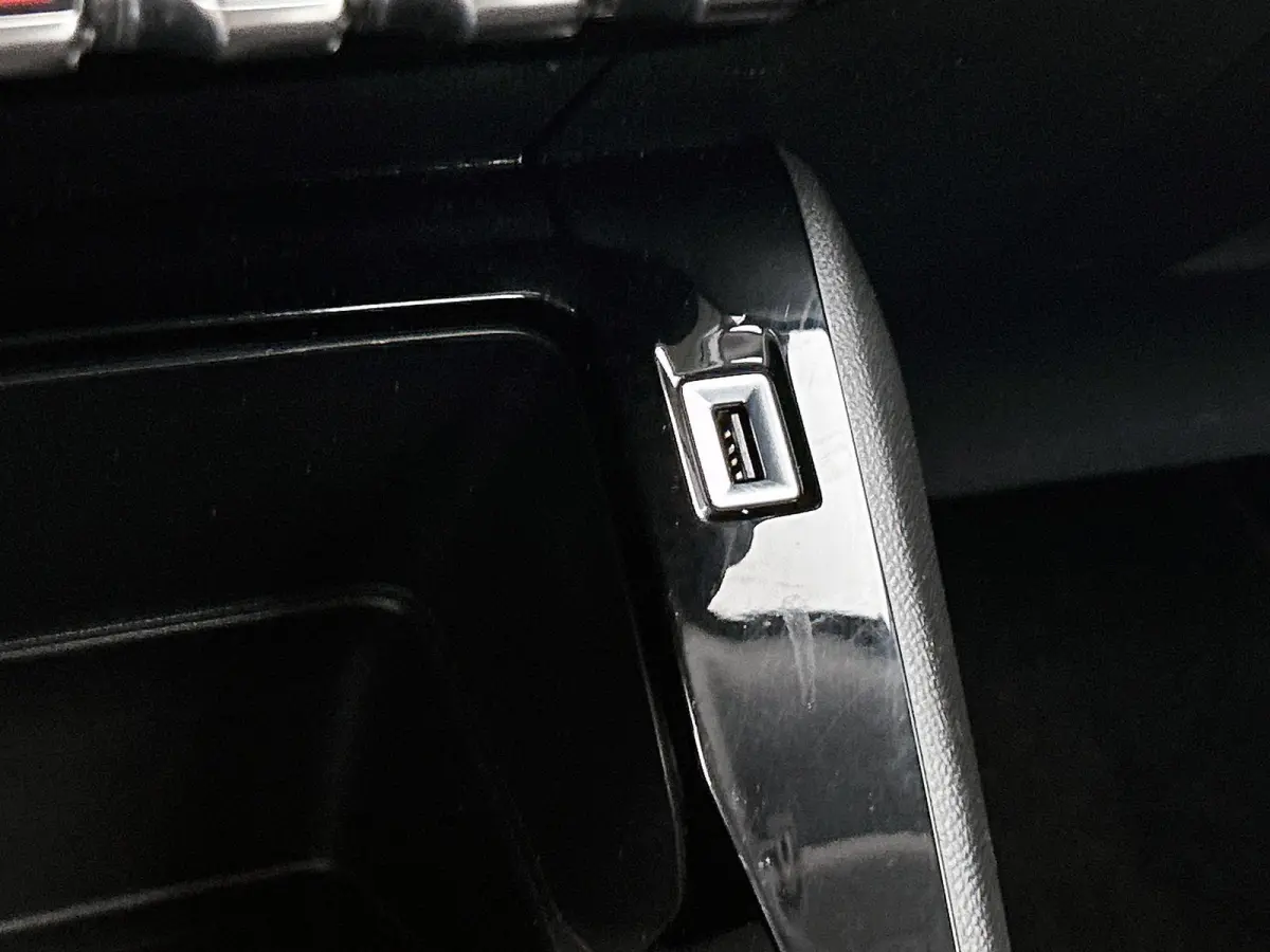 1.2 PureTech Active | Parkeersensoren Achter | Airco | Cruise Control | Apple Carplay / Android Auto | Navigatie