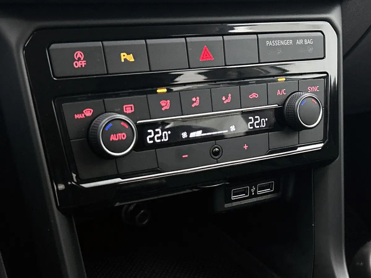 1.0 TSI Life | 95 PK | Trekhaak | All Season Banden | Parkeersensoren Voor + Achter | Navigatie | Carplay/Android Auto