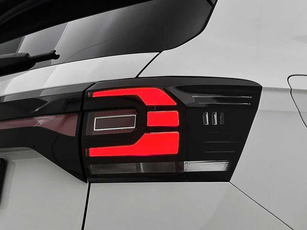 1.0 TSI Life | 95 PK | Trekhaak | All Season Banden | Parkeersensoren Voor + Achter | Navigatie | Carplay/Android Auto