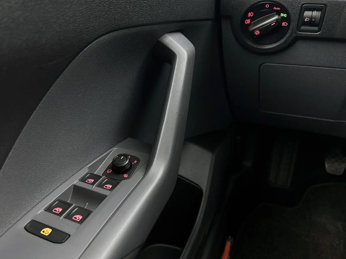 1.0 TSI Life | 95 PK | Trekhaak | All Season Banden | Parkeersensoren Voor + Achter | Navigatie | Carplay/Android Auto